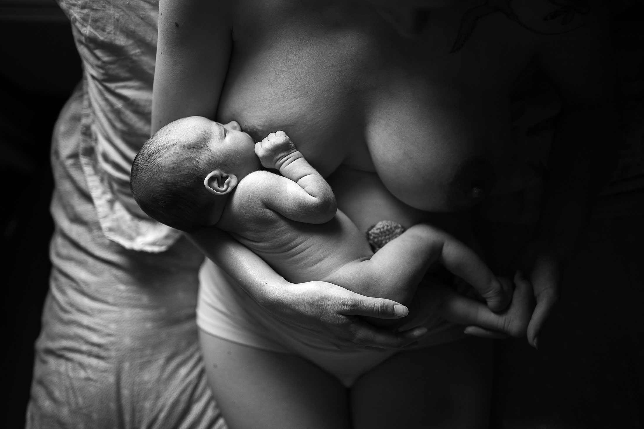 photographe_nouveaune_bebe_landes_paysbasque_22 Nouveau-né allaité en peau à peau – photographie maternité douce et naturelle à domicile dans les Landes par Laura Boil