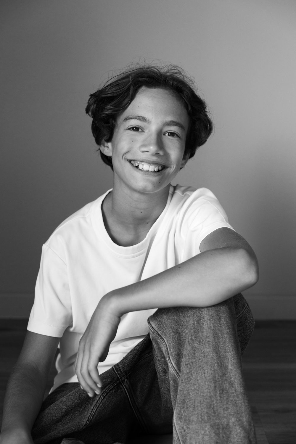 Garçon souriant, portrait en noir et blanc