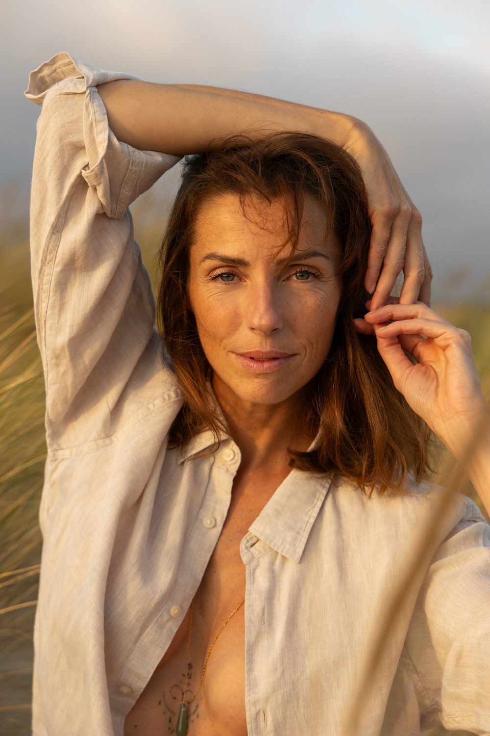 Femme se couvrant partiellement la tête avec ses bras