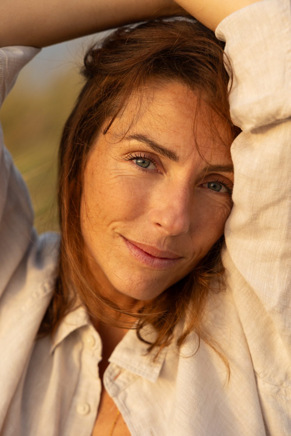 Portrait serré de femme, regard face caméra, lumière douce