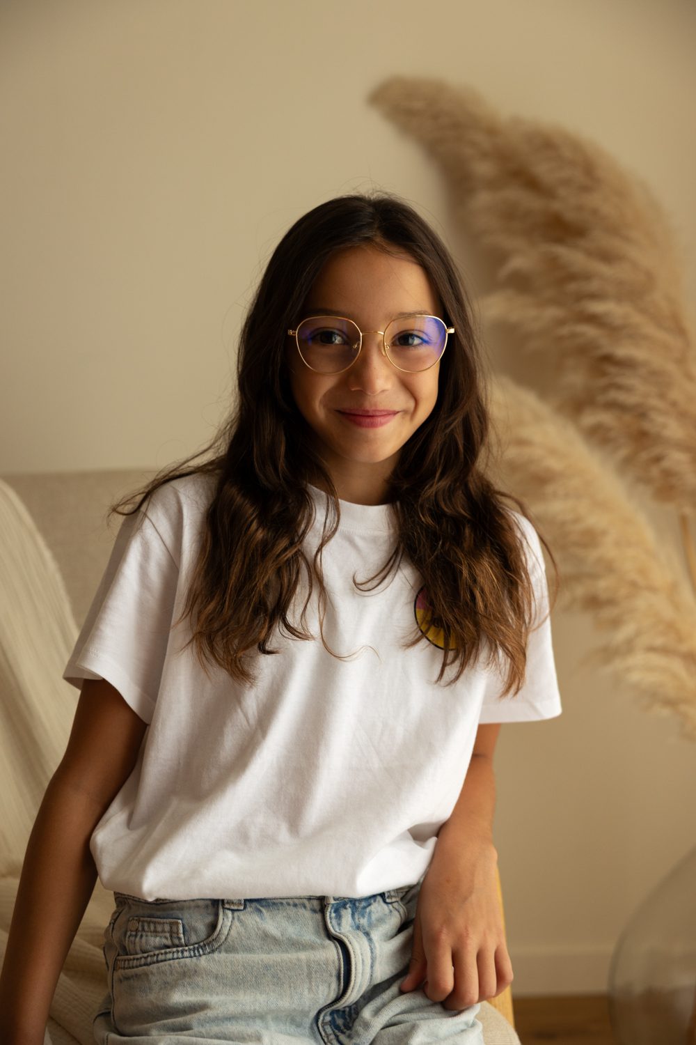 Fille souriante, portrait lumineux sur fond clair