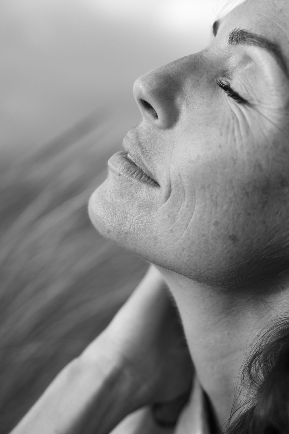 Gros plan sur le visage d’une femme de profil, yeux fermés