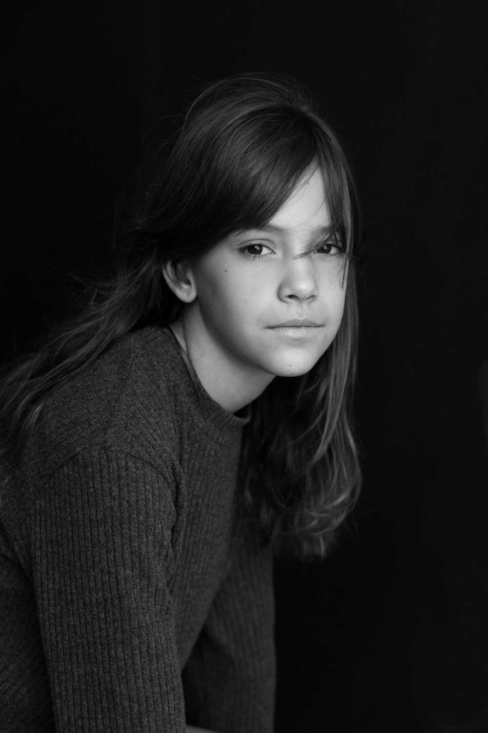 Fille regardant sur le côté, portrait en noir et blanc