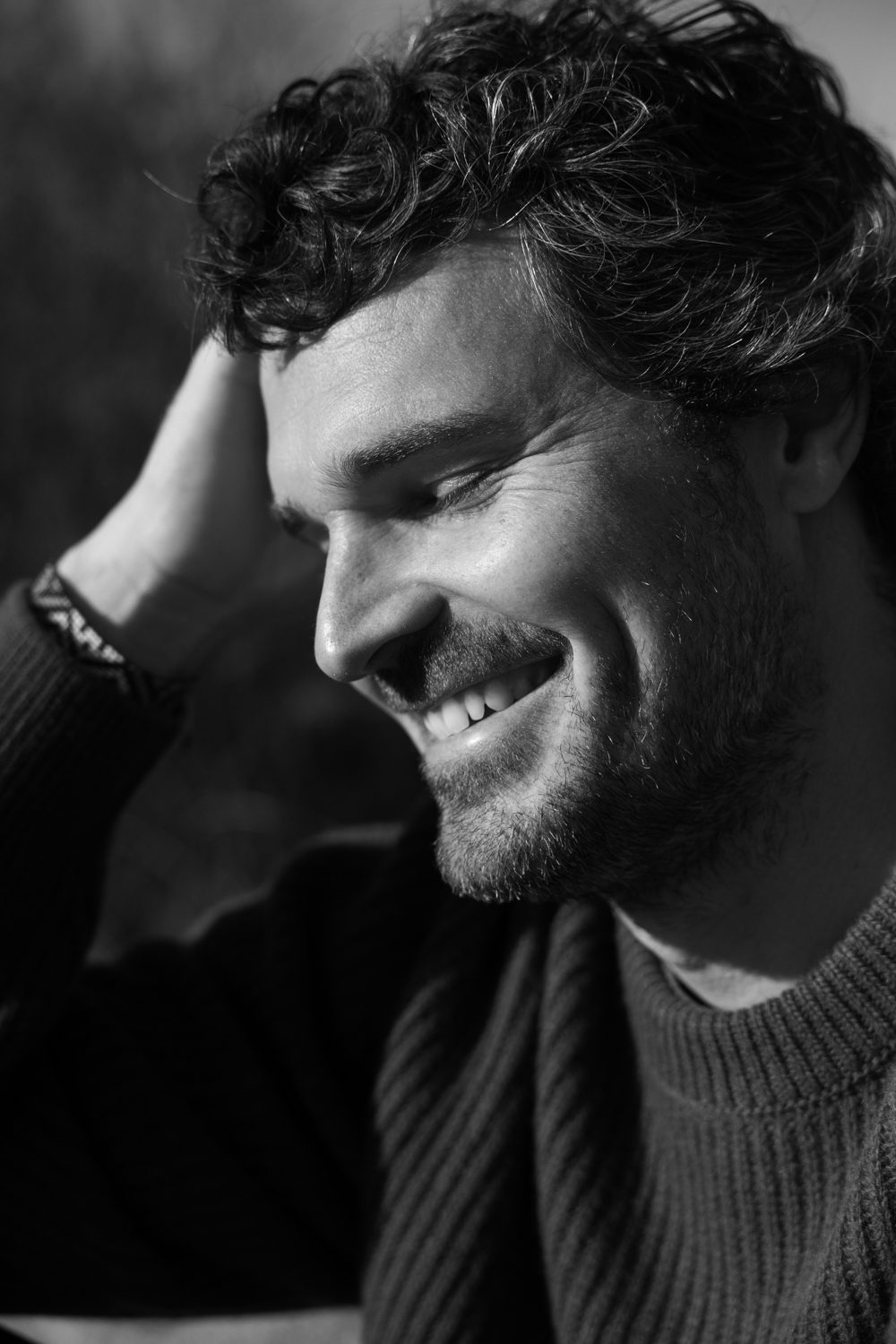 Homme souriant, portrait serré, en noir et blanc