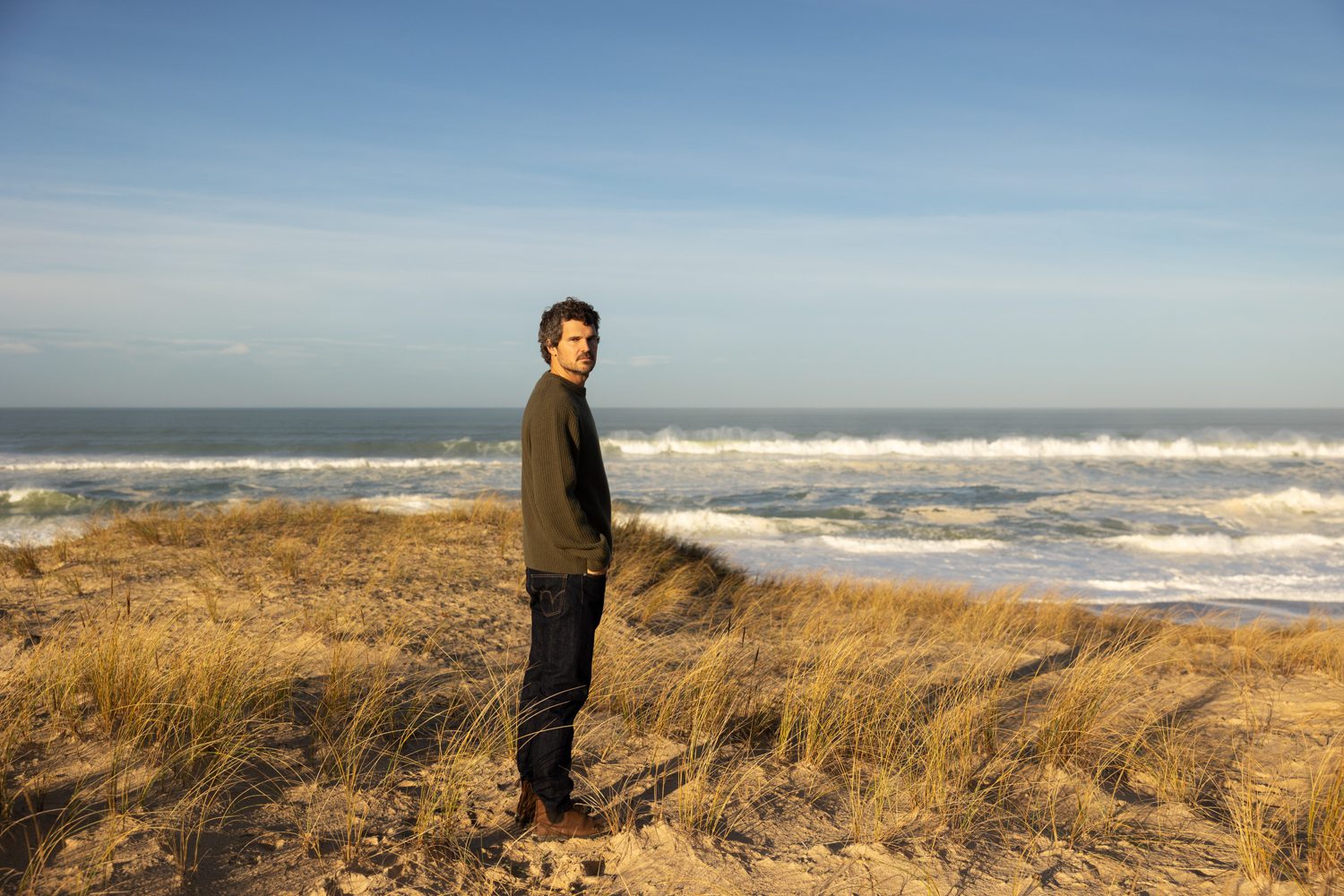 Homme marchant dans les dunes, paysage dégagé