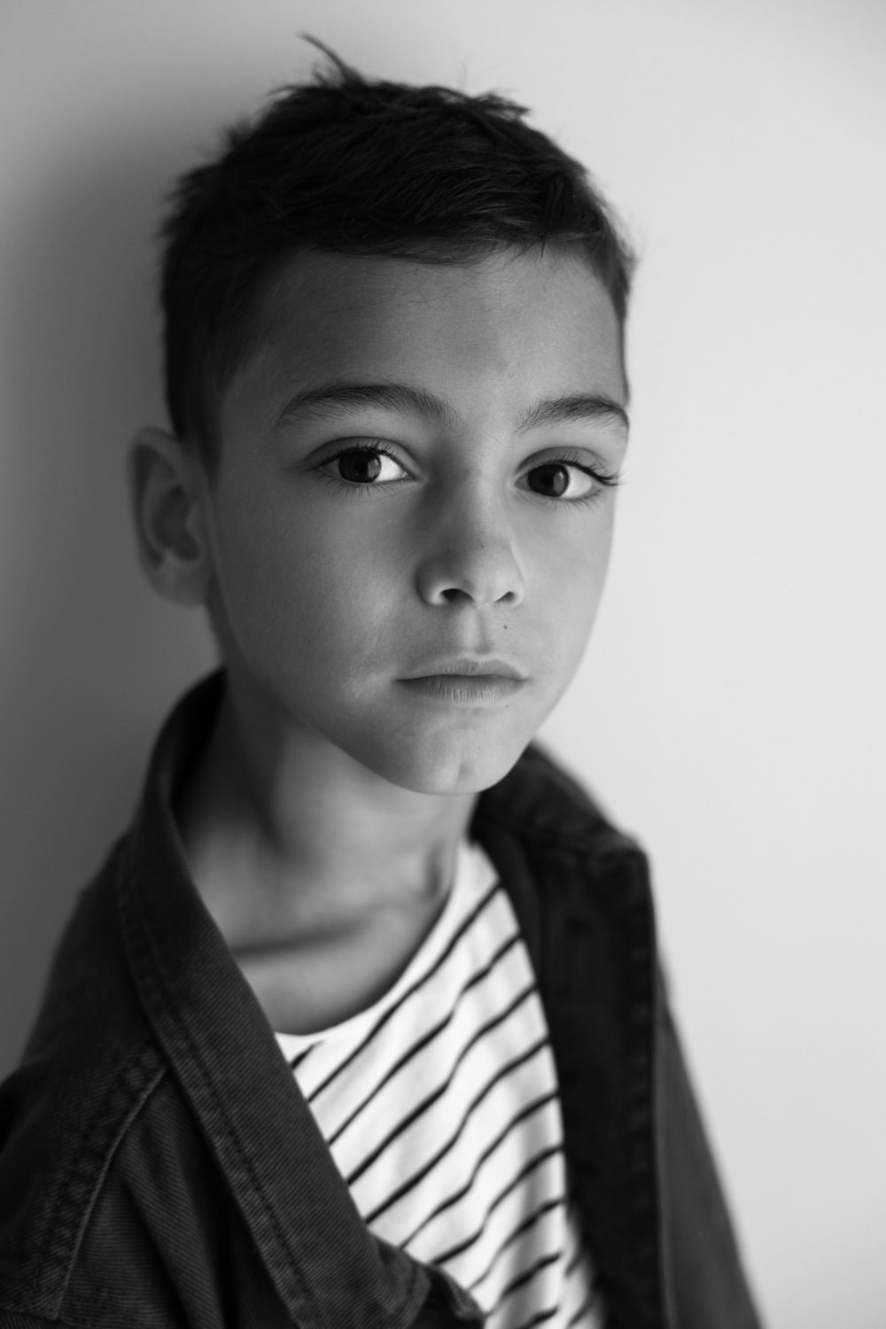 Garçon regardant la caméra, expression neutre noir et blanc