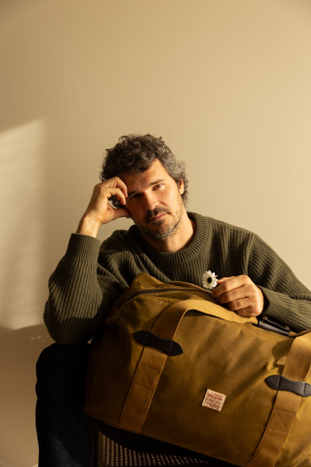 Homme souriant, tenant un vêtement