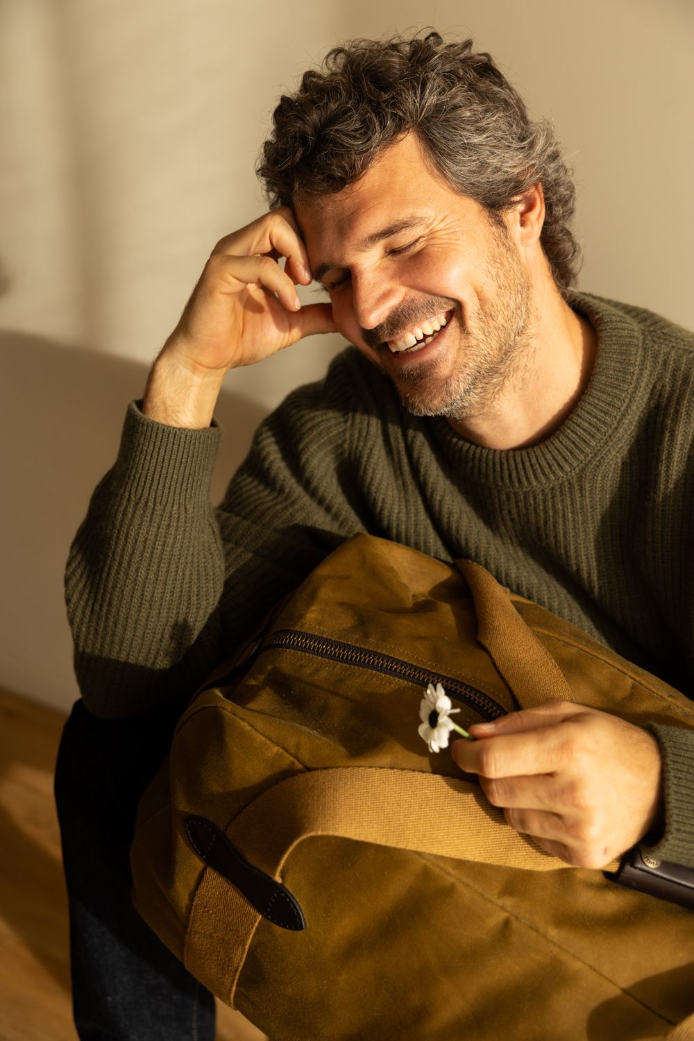 Homme souriant, main sur le front