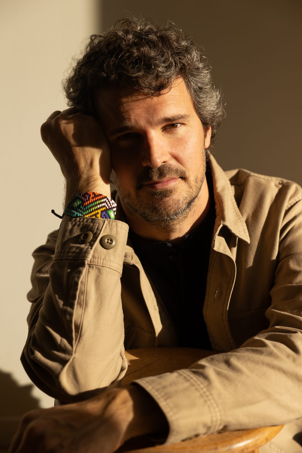 Portrait d’homme, main sur le visage, regard intense