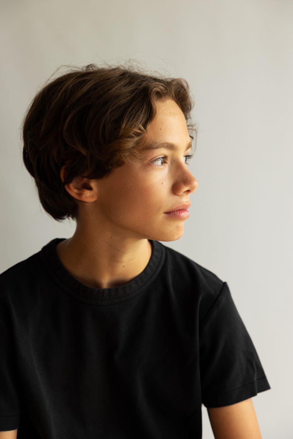 Garçon de profil, regard tourné vers la droite