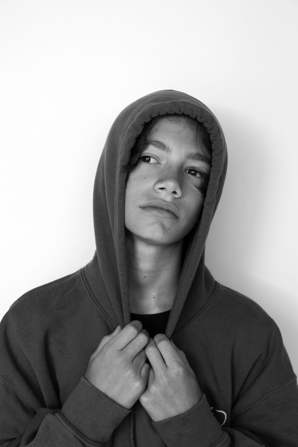 Adolescente portant un sweat à capuche, regard sérieux